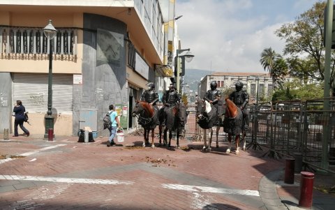 La Policía está apostada en calles estratégicas, atenta a los sucesos, en prevención de desmanes.