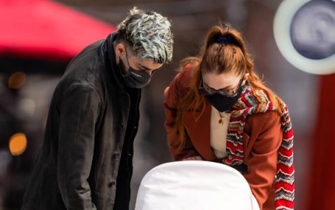 Zayn y Gigi paseando a su pequeña hija.