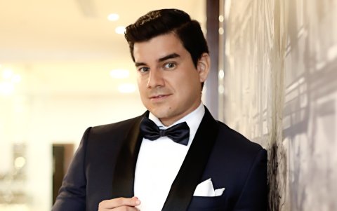 Siempre le gusta vestir impecable.