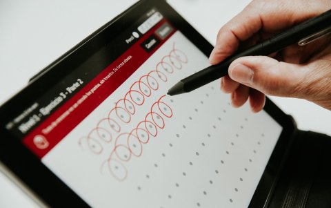 El método Graffos está basado Basado en la interacción entre la actividad cerebral y los movimientos precisos de la mano al escribir.