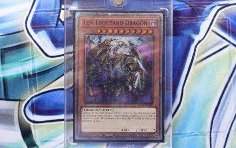 Esta es una de las cartas más representativas de la colección de Gil, su nombre es Ten Thousand Dragon. Un monstruo impreso en conmemoración a la tarjeta 10.000 elaborada por Konami. En Ecuador solo existen, aproximadamente, cinco copias. Una la tiene Fabricio.