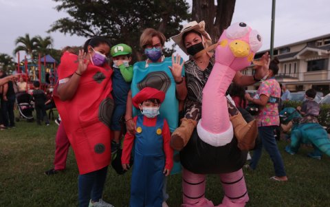 En el parque hubo familias que se apoyaron entre sí para animar la fiesta para los niños. En la foto están los niños con la tía Renata Yannuzzelli (derecha) y la abuela, Pepa Buendía (centro).