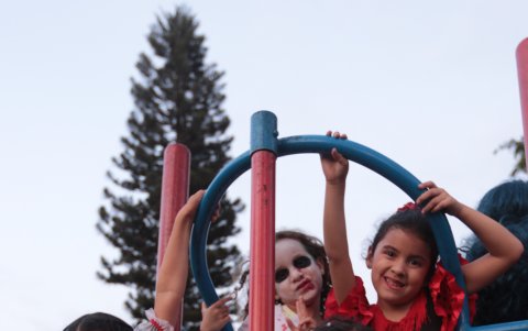 Antes de que inicie la fiesta, los niños corrieron con la libertad que tenían antes de la aparición de la pandemia. El reencuentro entre los vecinos llenó nuevamente el parque de diálogos y risas.