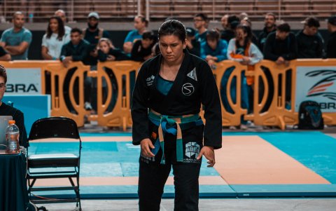 Klaudia calentando previo a un combate en el Panamericano de Jiu Jitsu