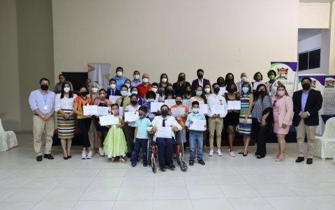 El grupo de 23 estudiantes galardonados estuvieron acompañados de sus familiares.