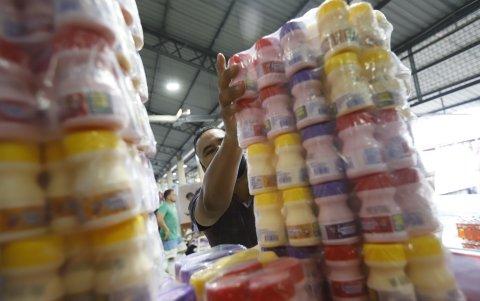 Por economía, la ciudadanía busca el producto que sea más barato. En las tiendas se vende una variedad de yogurt.