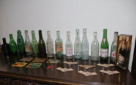 Junto a los envases más antiguos guarda los stickers de papel que estas usaban o con los que se las identificaba.