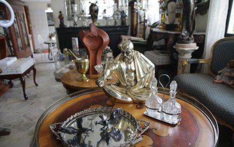 Cuadros, esculturas, mesas de antaño y de importancia histórica, son parte de su colección.