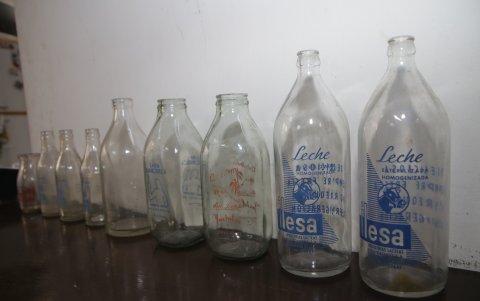 Reyes guarda, además, los frascos de leche antiguos que se utilizaban en la ciudad y el país.