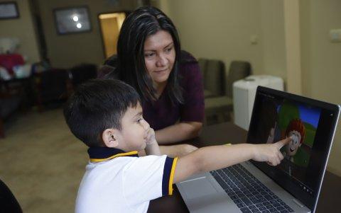 Muchas madres han preferido no enviar a sus hijos a la escuela y los ayudan a realizar las tareas en sus casas.