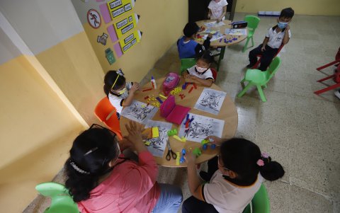 En la escuela los niños desarrollan sus destrezas a través de las actividades que realizan con sus maestras.