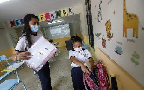 Los niños socializan y aprenden responsabilidades en las aula