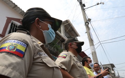 Miembros de la Policía y de la Fundación Progresa estuvieron en el acto de la instalación de la cámara de seguridad.