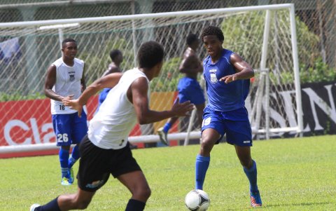 El volante Eddy Corozo (d) en un entrenamiento con el equipo eléctrico.