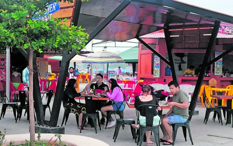 Playas. Los restaurantes reciben a visitantes que se quedan o van solo a pasar el día y se regresan a sus ciudades.