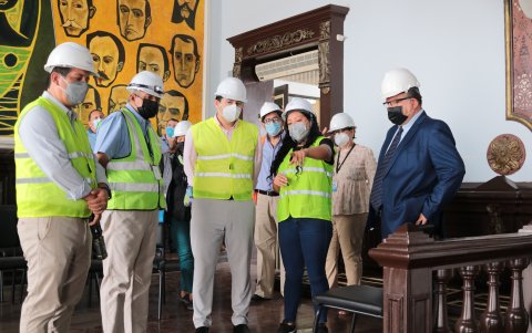 Autoridades de la Universidad de Guayaquil recorren las Casona Universitaria para constatar los trabajos de restauración.