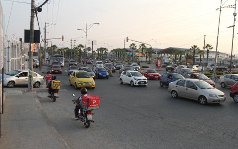 Desacato. Aun cuando la vía no es de doble sentido, es común ver en la Orellana, al pie del redondel, a motociclistas e incluso carros circulando en contravía para acortar camino.
