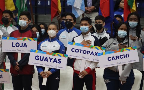 Representantes de Loja, Guayas, Cotopaxi y Carchi durante el acto.