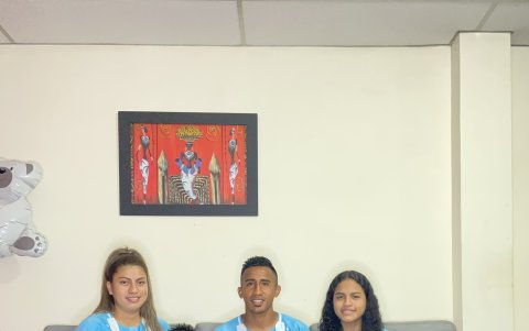 Danny Luna (c), junto a su esposa Gisel, y sus hijos D'Alessandro y Dania.