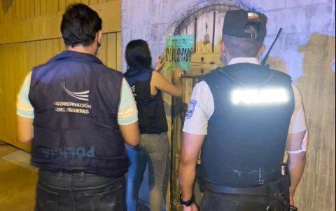 Operativo. La Intendencia de Policía durante la colocación del sello de clausura en la entrada principal del local.