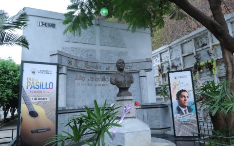 Julio Jaramillo. Una de las tumbas más visitadas es la del Ruiseñor de América en el Cementerio Patrimonial de Guayaquil.