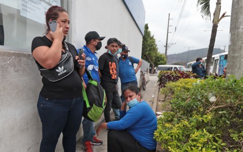 Angustia. Érika Vera, mientras esperaba a su hermana en los exteriores de la Policía Judicial para cumplir con los trámites y retirar el cuerpo de su hermano.