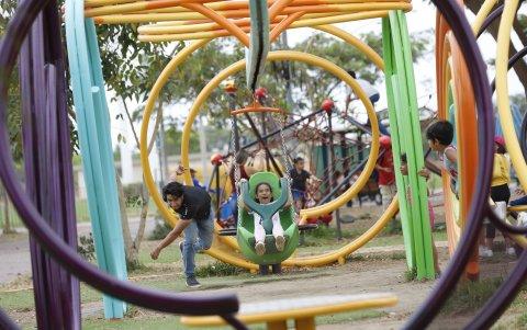 Diversión. Las áreas verdes también se llenaron de niños con sus padres.