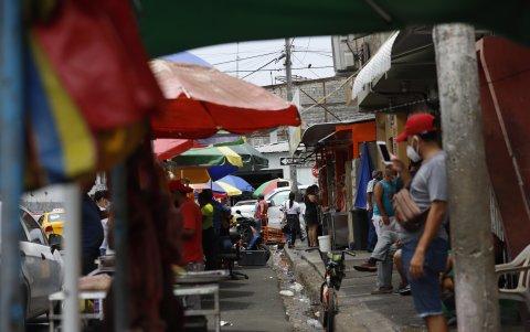 Venta. Cientos de mesas se colocan en las vías para el expendio de carne, verduras y otros productos.