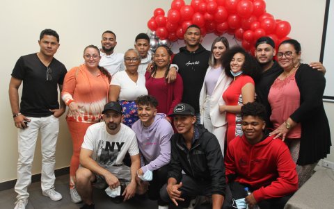 Equipo. Michael (arriba en el centro) acompañado de sus familiares y amigos.