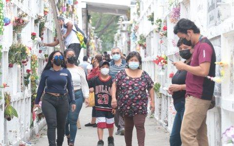 Visitantes. Una concurrencia moderada se evidenció en los camposantos.