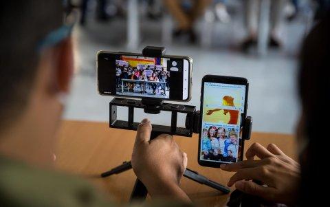 Fotografía de miembros del equipo de prensa del equipo de prensa del Partido Voluntad Popular registrar con teléfonos celulares un día de campaña, el 28 de octubre de 2021 en Caracas (Venezuela).