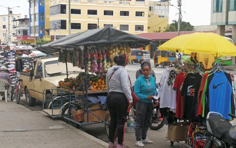Desleal. Muchos de los informales venden los mismos productos afuera de almacenes con igual mercadería, sostienen  los dueños de negocios.