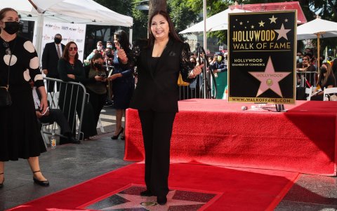 La cantante y compositora mexicana Ana Gabriel se erige sobre su nueva estrella.