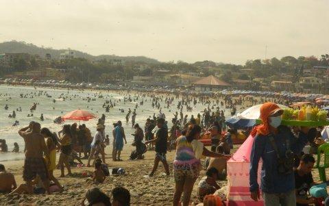Playas. Los turistas eligieron un chapuzón. General Villamil lució completamente llena los días de asueto.