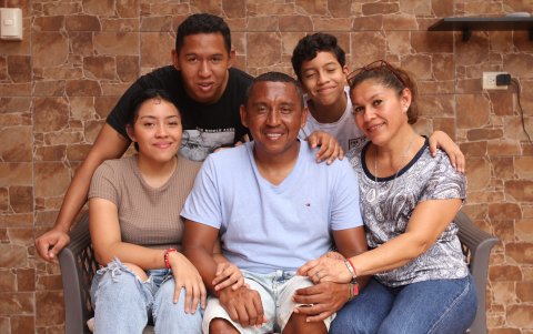 La familia es un sostén clave para que León pueda trabajar con calma.