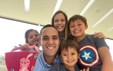 En compañía de su esposo e hijos