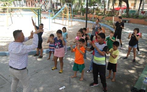 Personaje. FernandoLandívar en una clases de mimicas.