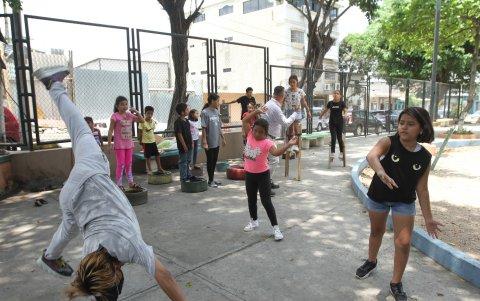 Productor. El también músico JA Washington enseña algunas acrobacias a los pequeños.