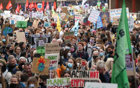 Miles de jóvenes toman Glasgow para exigir justicia climática y racial.
