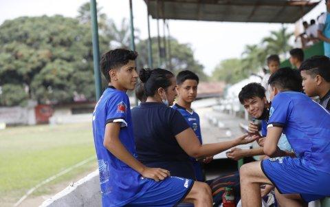 Gabriela Cabrera hace las veces de dirigente y entrenadora de los jóvenes del barrio.