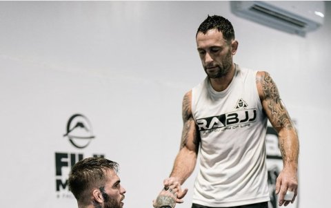 Frankie Edgar (d) durante uno de sus últimos entrenamientos.