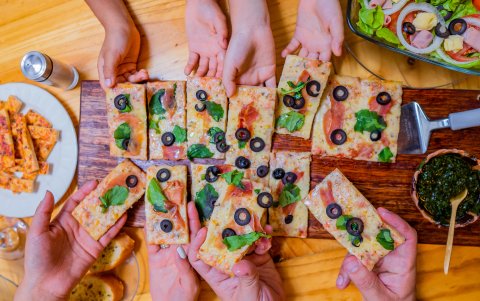 No te pierdas la Pizza Oliva, en la que la base es de aceitunas verdes finamente picadas que, junto al corte de jamón serrano y la frescura de la rúcula, se complementa con aceite de oliva y queso parmesano. Una explosión inigualable de sabores.