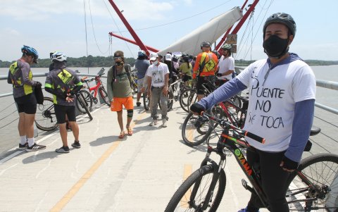 Hecho. En las barandas de la estructura se colocaron leyendas como 'SOS al puente'.