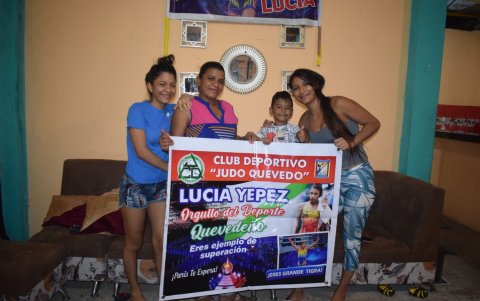 María Guzmán (segunda de izquierda a derecha), madre de la luchadora tricolor.