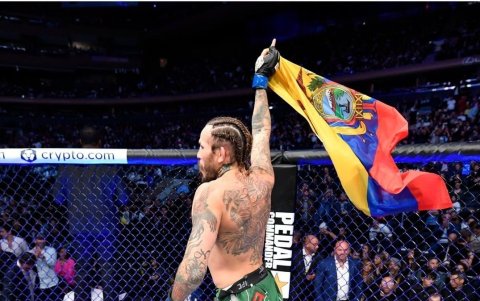 Chito Vera cumplió con su palabra y flameó la bandera de Ecuador en el Madison Square Garden.