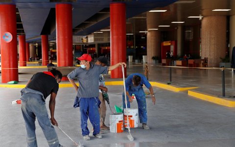 Varios hombres trabajan en el aeropuerto internacional José Martí hoy, 7 de noviembre del 2021, en La Habana.