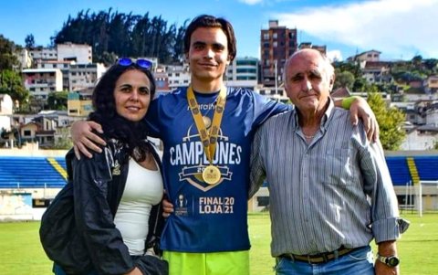 Eduardo Bores Jatton (d) festejó en la cancha del estadio Reina del Cisne el título obtenido por su hijo (c).