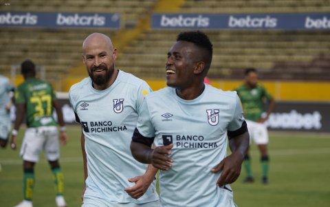 Willian Cevallos (d) marcó el tanto en la victoria camarata ante Orense.