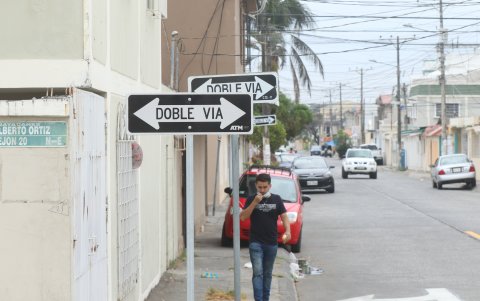 Advertencias. Los carteles antiguos colocados en postes están en buenas condiciones y visibles.