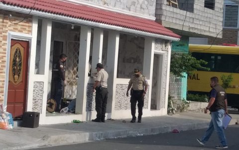 Elementos policiales recorrieron la escena del crímen.